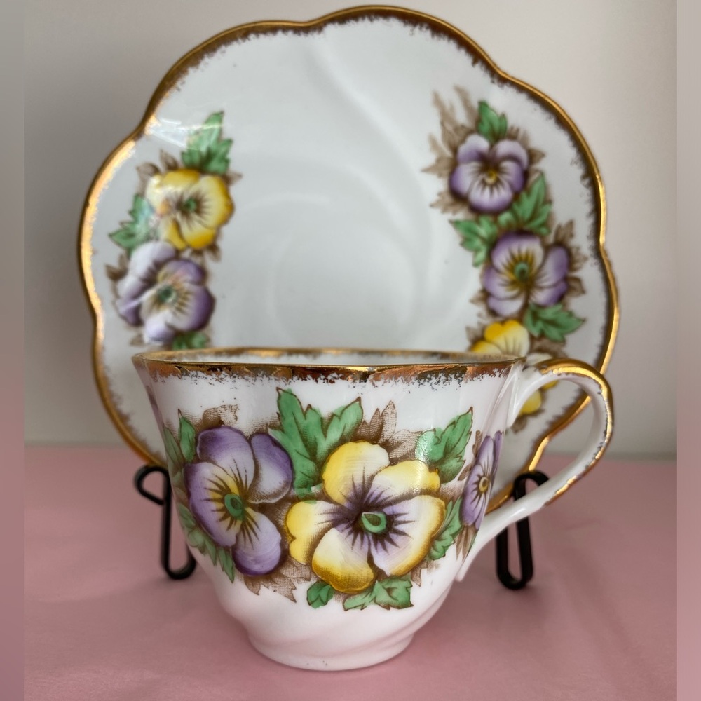 EUC Vtg Salisbury Fine Bone China Teacup and Saucer in a Pansy Pattern